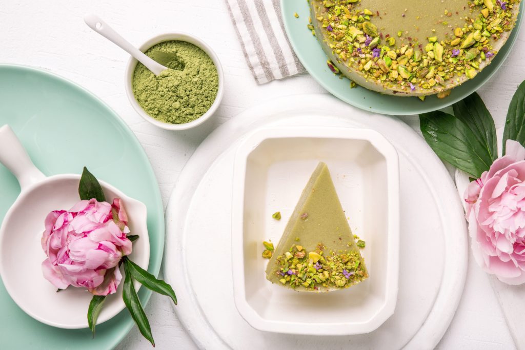 Sernik z matchy na biszkopcie bezglutenowym z pistacjami 