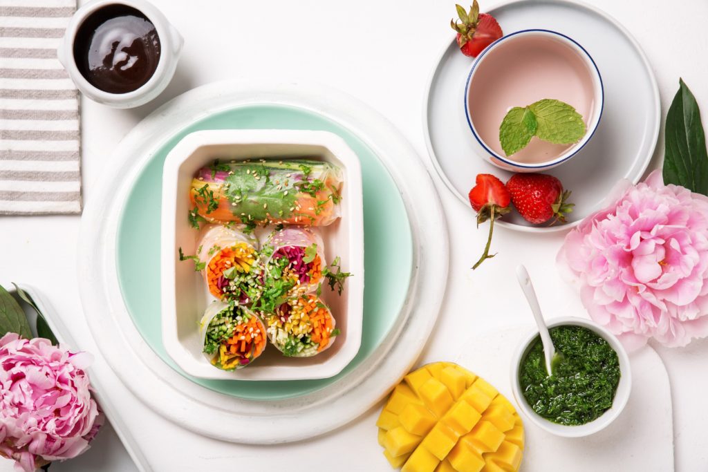 Spring rollsy z warzywami, mango i zielonym pesto z sosem orientalnym