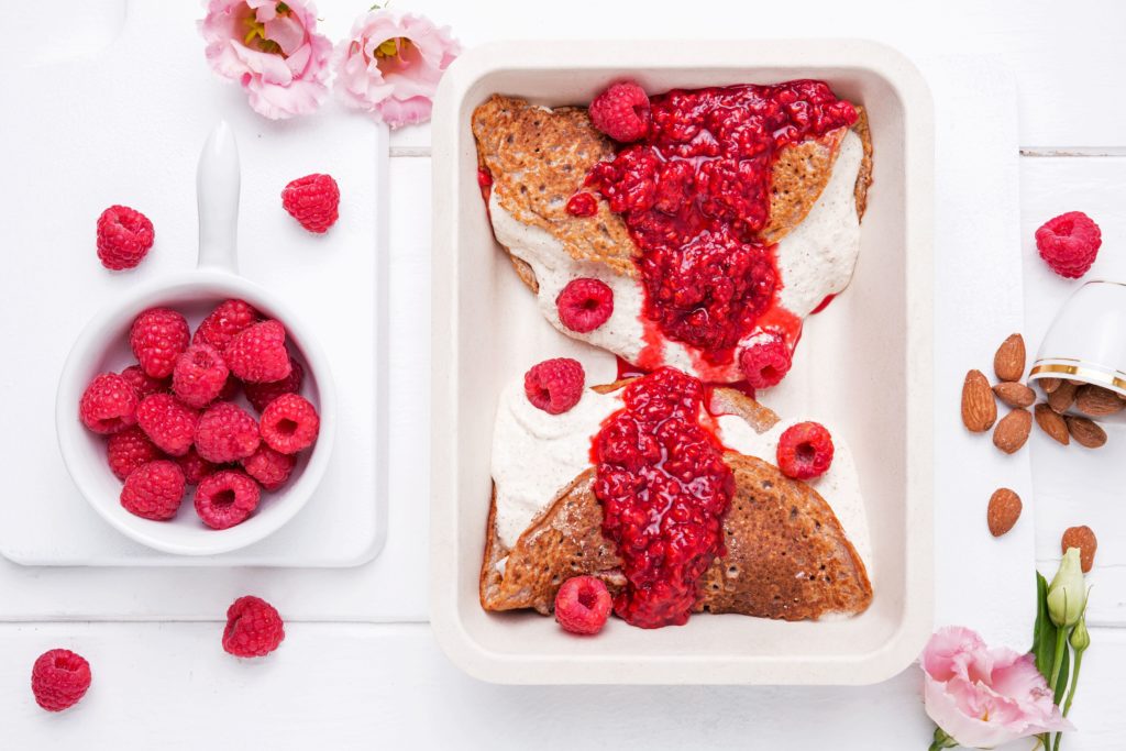 Naleśnik z mąki kokosowej z pastą z migdałów i tofu z musem malinowym