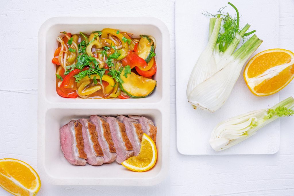 Pierś z kaczki z warzywami w pomarańczach