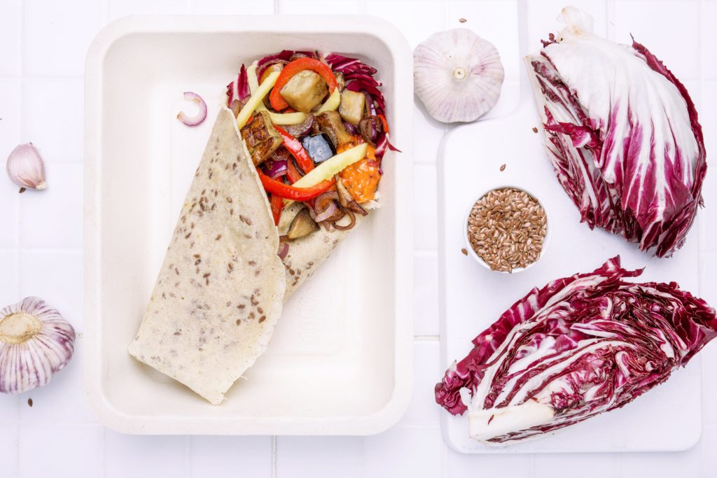 Vege wrap z bakłażanem, pieczarkami, czerwoną cebulą i musem z pieczonej papryki